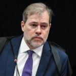 Oposição mira família...