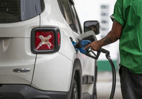 Carro é abastecido com combustível em posto de gasolina — Foto: Guito Moreto / Agência O Globo