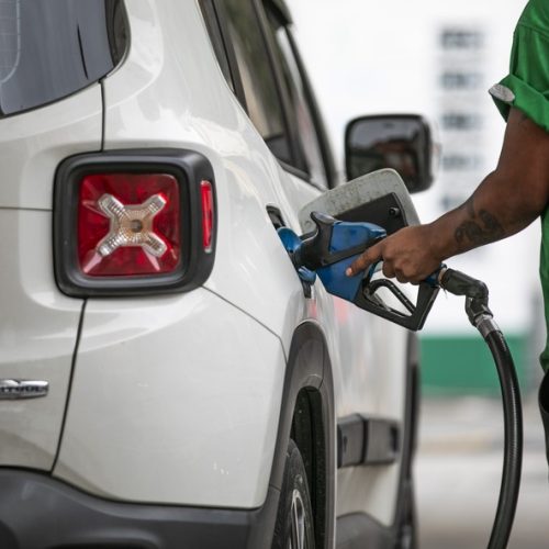 Carro é abastecido com combustível em posto de gasolina — Foto: Guito Moreto / Agência O Globo
