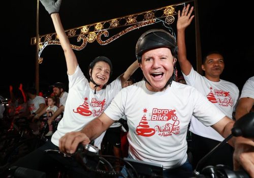 Prefeito Eduardo Siqueira e primeira-dama, Polyanna Siqueira, ligando as luzes de Natal junto com...