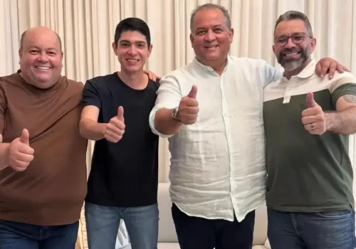 Eduardo e André Gomes ao lado do prefeito e vice-prefeito de Paraíso do Tocantins, Celso Morais...